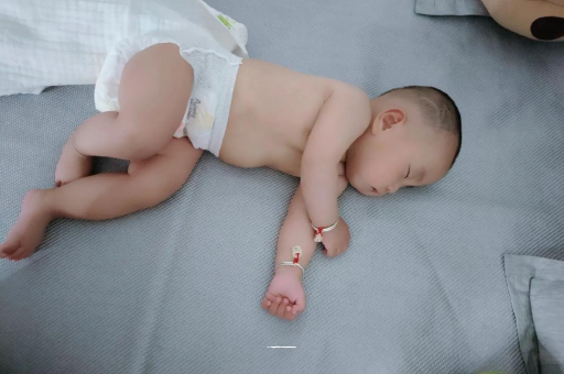 上海宝宝睡觉爱翻身